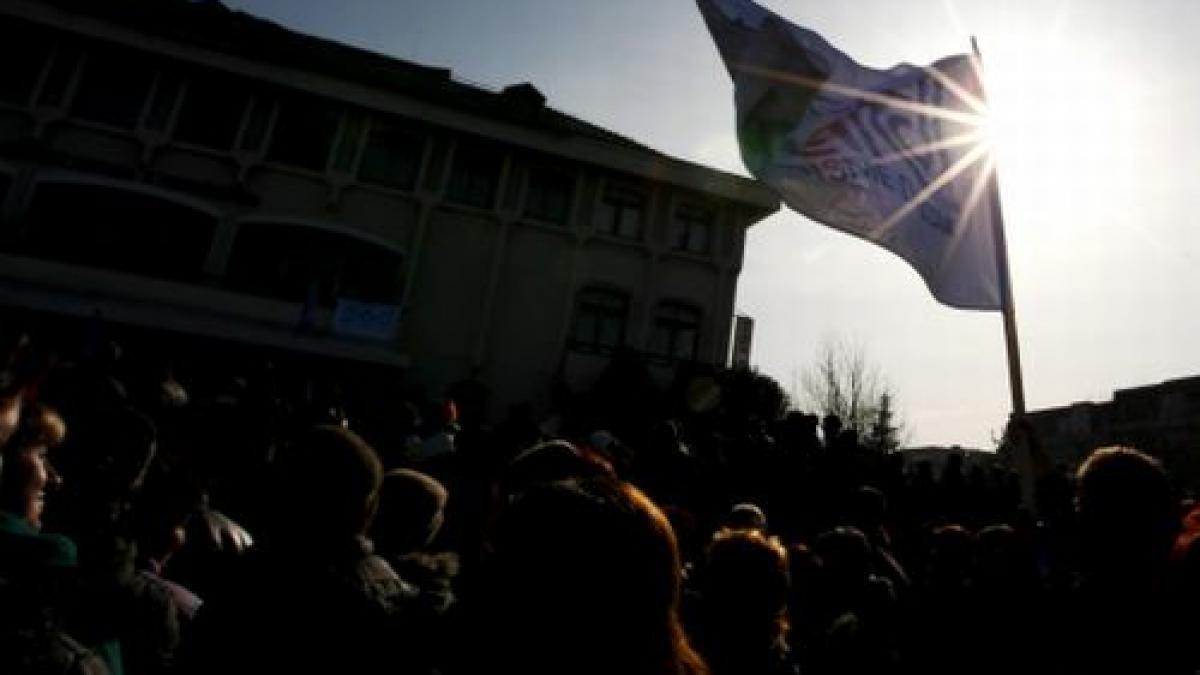 angajatii dacia ies in strada peste 10 000 de oameni asteptati la mioveni pe 25 ianuarie