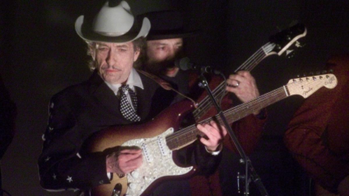 cantaretul american bob dylan va lansa sase carti