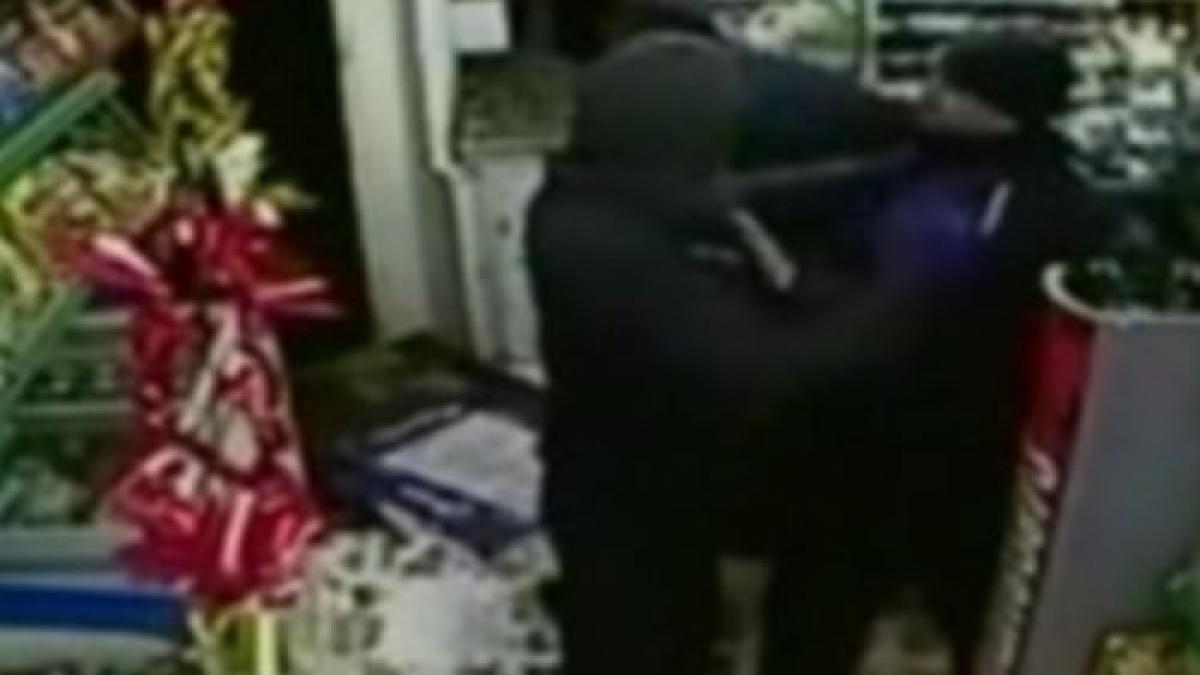 londra hoti inarmati goniti cu pumnii de doi vanzatori