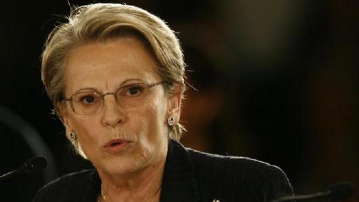 masina ministrului francez de externe bombardata cu oua si pantofi de palestinieni