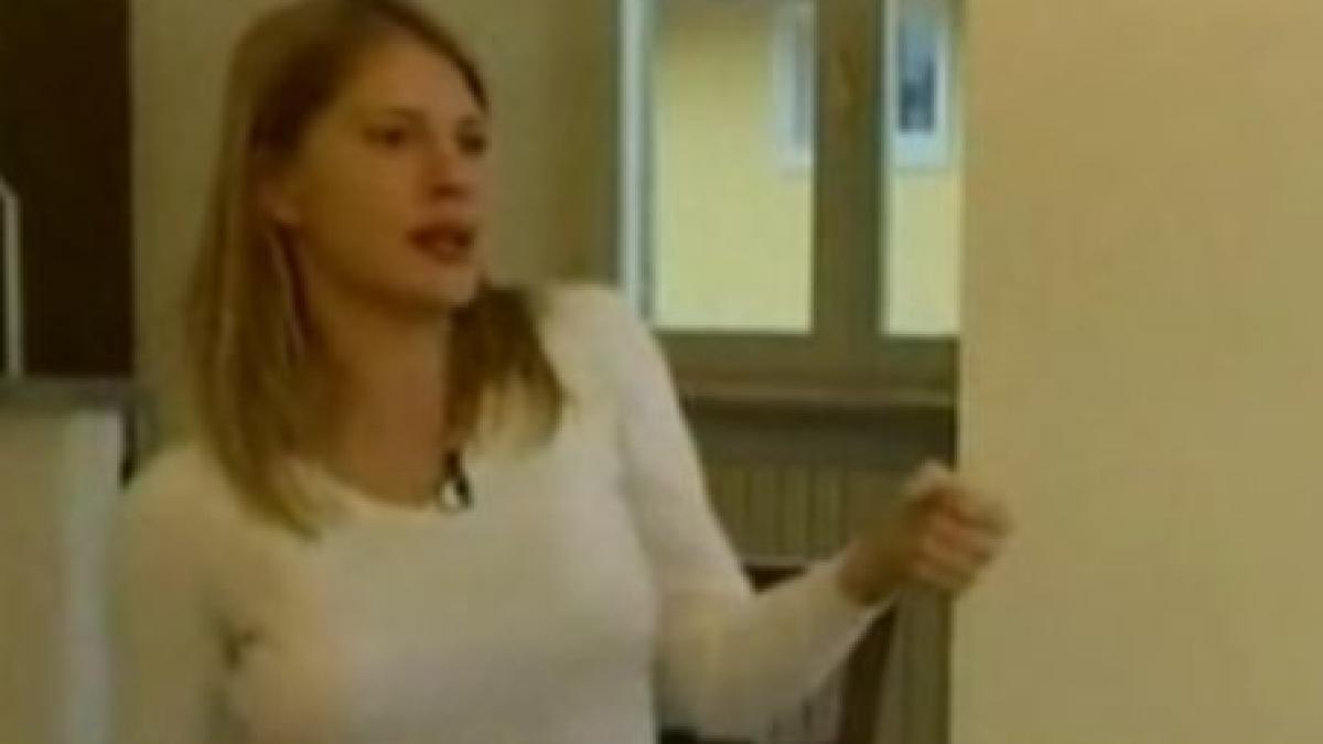 14 dintre tinerele preferate de berlusconi interogate de politisti printre ele ar fi si doua romance