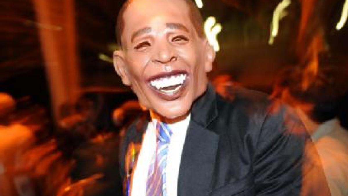 austria un barbat mascat in barack obama a jefuit o banca