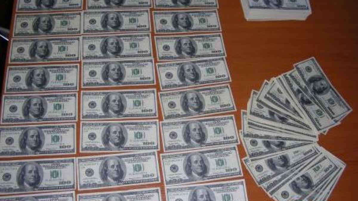doi romani au fost retinuti pentru ca au pus in circulatie peste 26 000 de dolari falsi