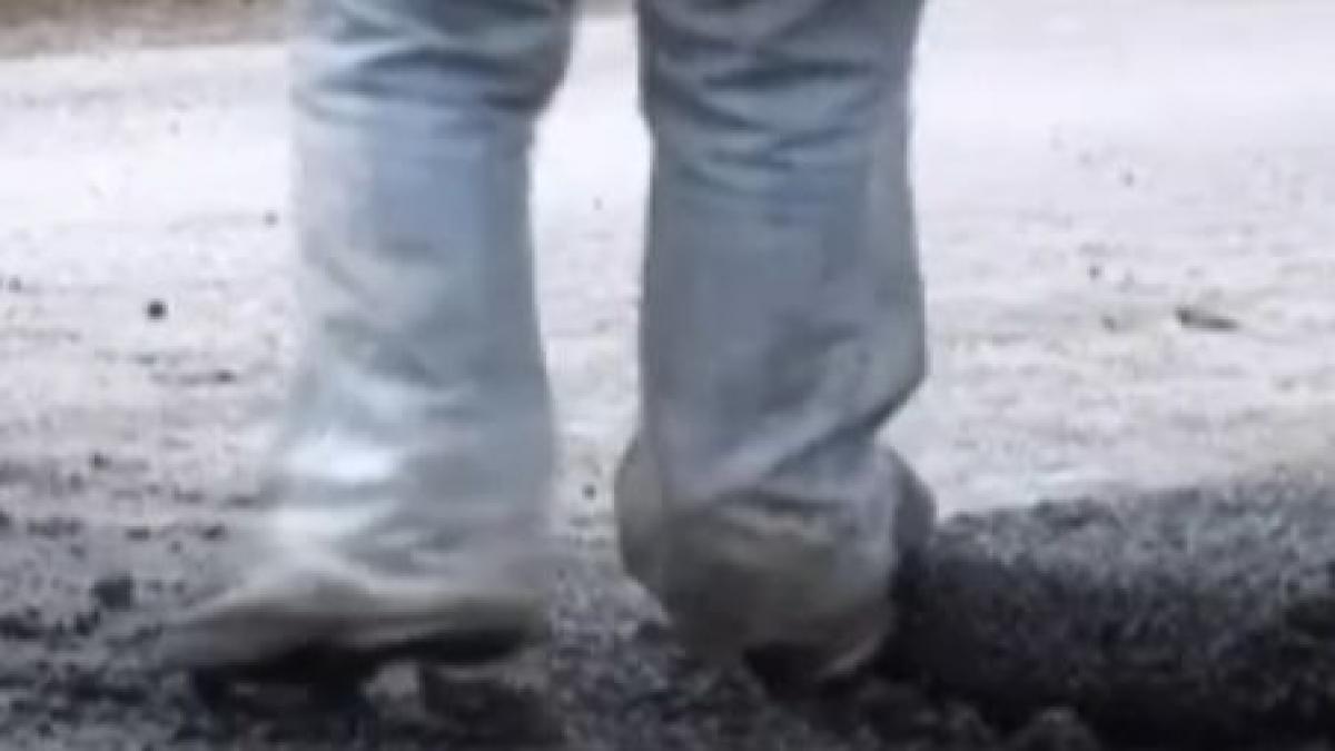 file din romania drumarii taseaza cu picioarele asfaltul pus in gropi