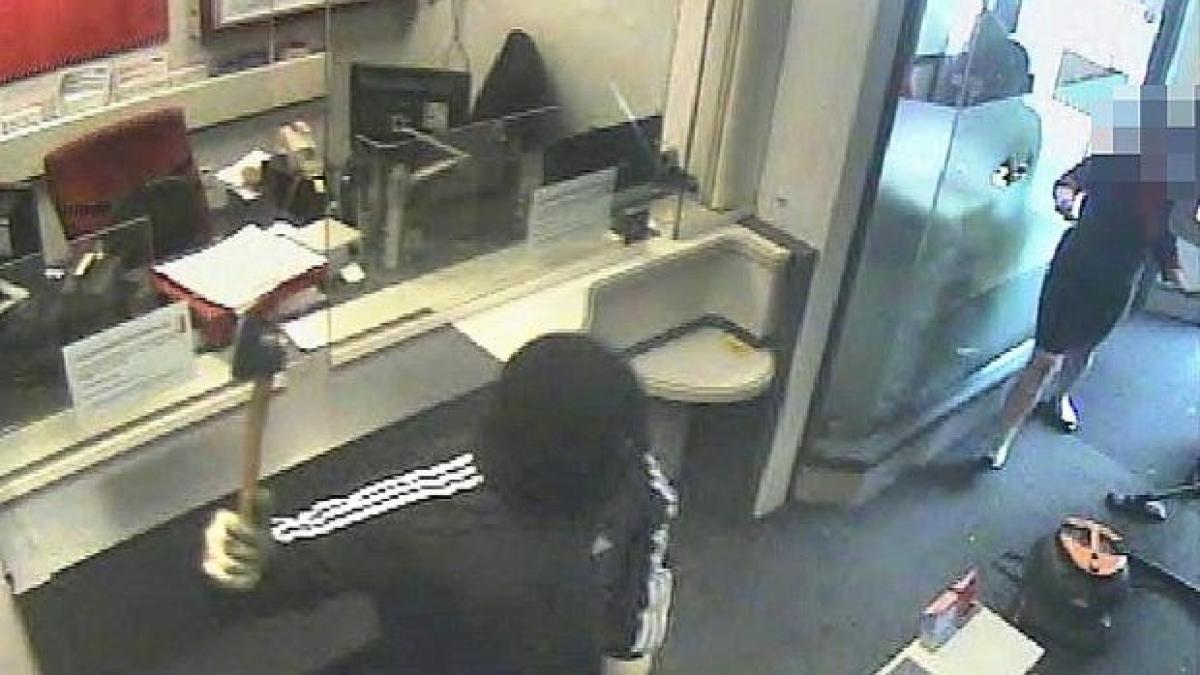 galati politistii cauta un barbat care a incercat sa jefuiasca un oficiu postal inarmat cu un topor