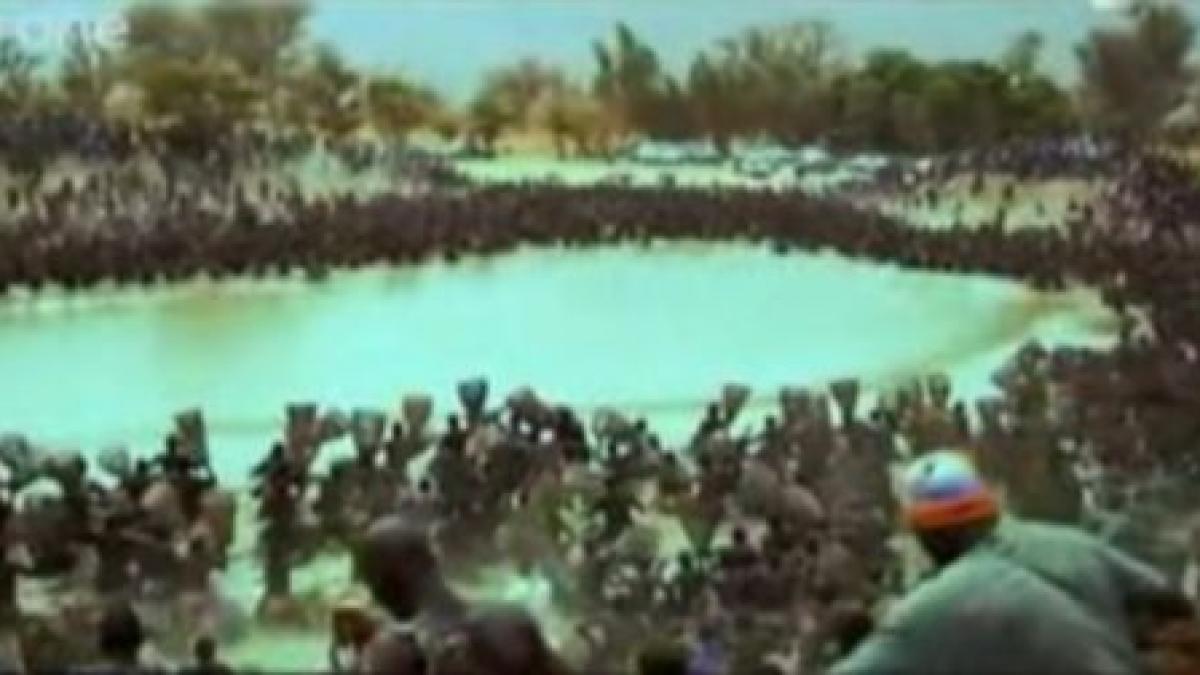 mali sute de oameni au golit un lac de peste in cateva minute