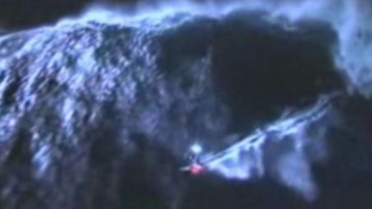un australian a facut surf nocturn pe un val de aproape 12 metri