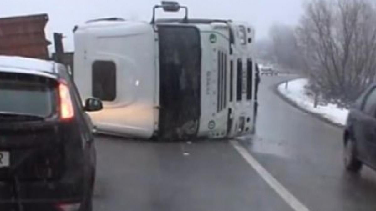 un tir cu saci de azot s a rasturnat pe dn1 traficul rutier ingreunat