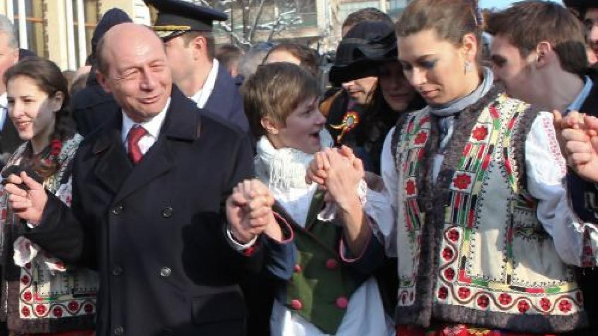 basescu si maricica s au prins in hora pentru al cincilea an consecutiv