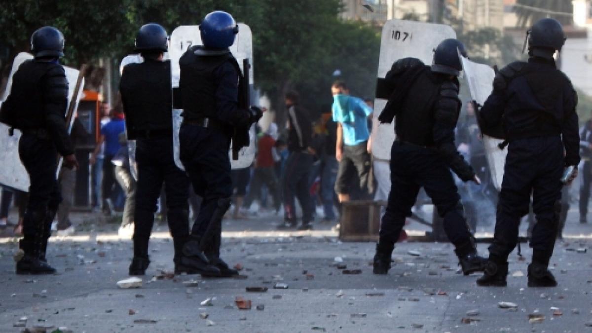 revolutia din tunisia continua trei colaboratori ai presedintelui ben ali arestati