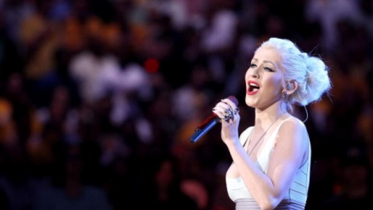 christina aguilera va canta imnul national al americii la super bowl 2011