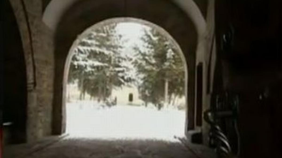 iasi un calugar a incercat sa se sinucida in chilia sa