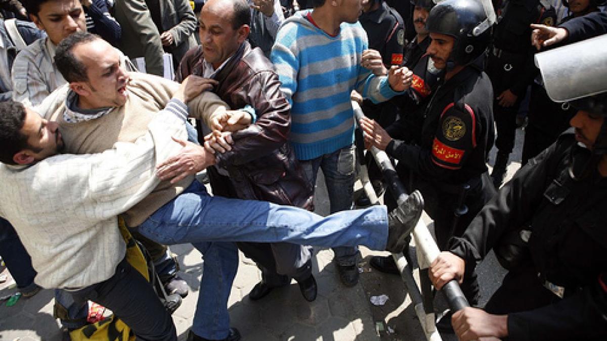 proteste violente in egipt soldate cu trei morti si zeci de raniti