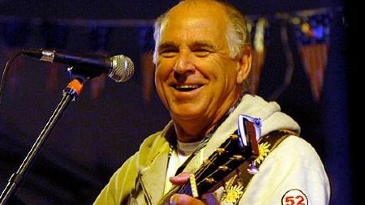 cantaretul jimmy buffett a ajuns in spital dupa ce a cazut pe scena