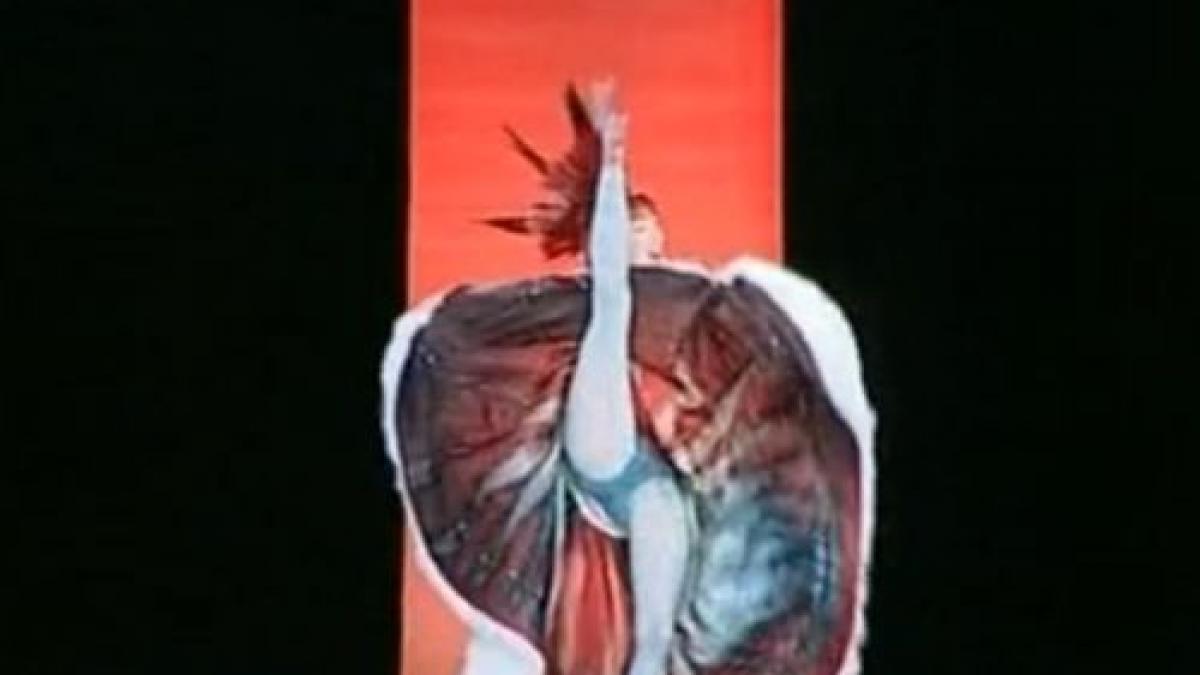 colectia de primavara vara 2011 a lui jean paul gaultier prezentata in ritm de can can