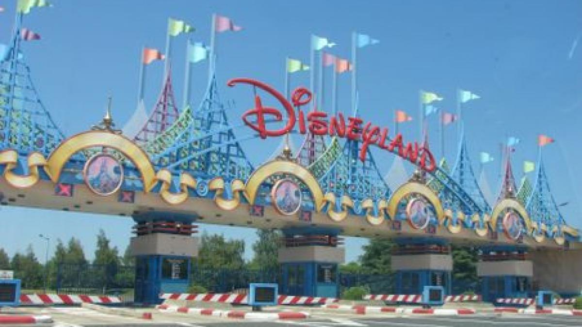 disneyland cauta 3 000 de persoane pentru joburi in vanzari marketing comunicare si resurse umane