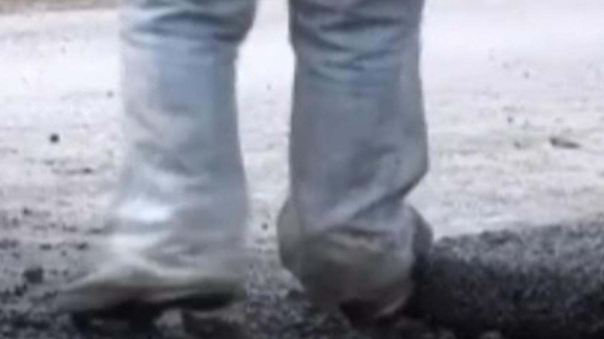 drumarii romani taseaza cu picioarele asfaltul din gropi