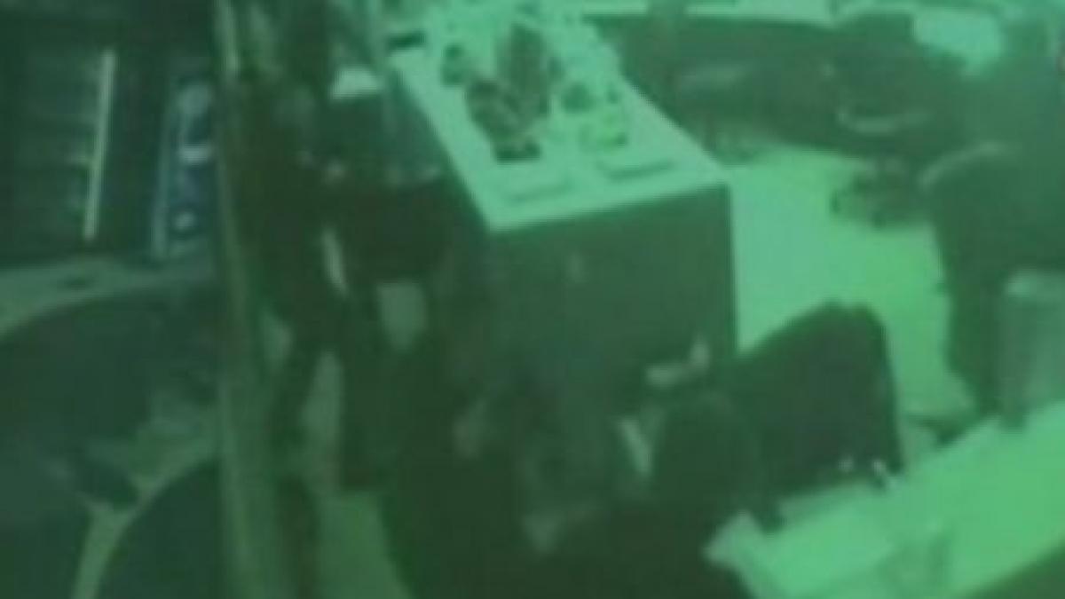 incredibil un barbat a luat cu asaltat o sectie de politie folosind doar un pistol