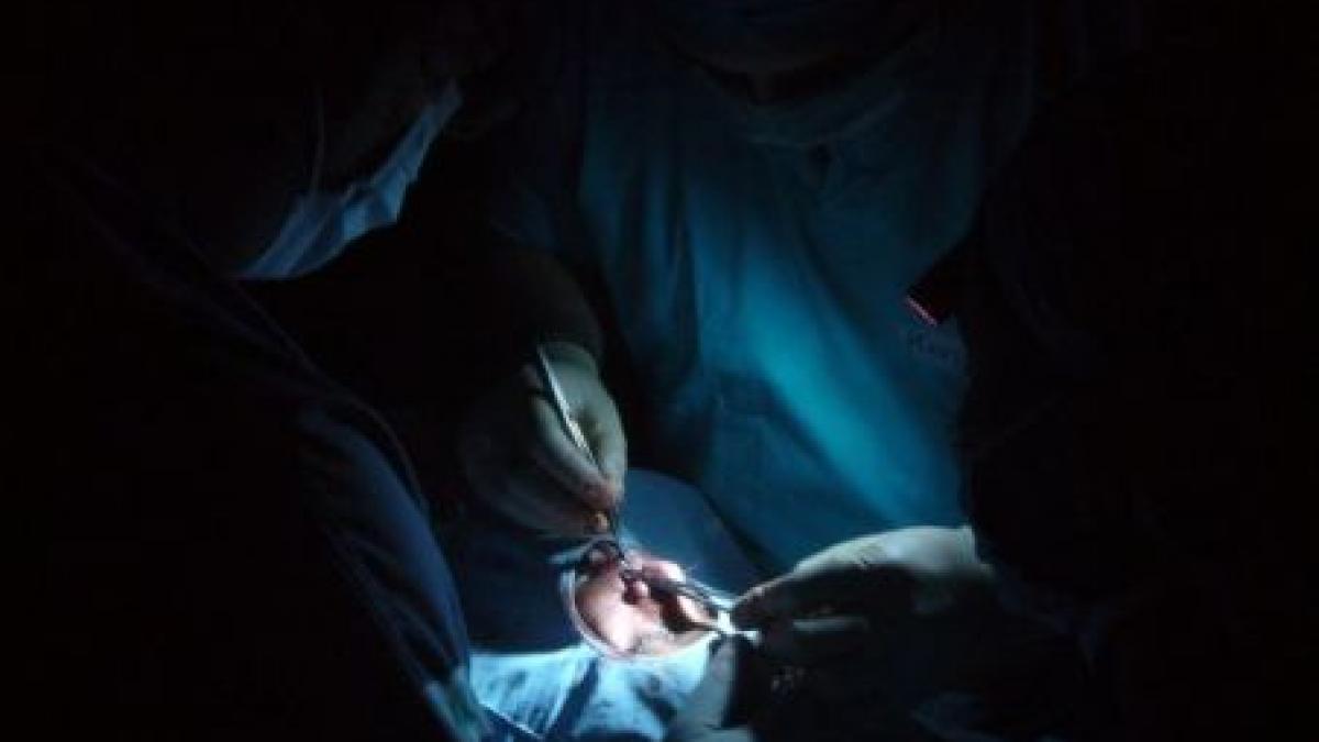 satu mare un barbat operat la lumina lanternei multumeste medicilor ca a scapat cu viata