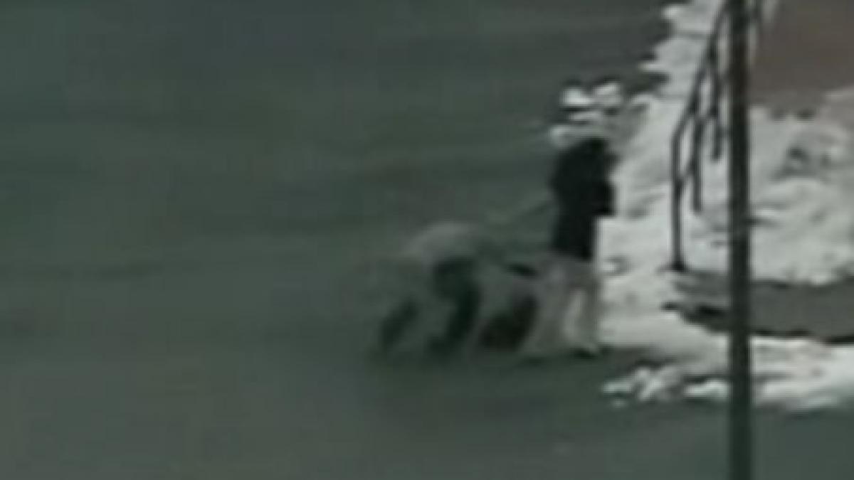 sua un hot a scapat ostaticul fiindca a alunecat pe gheata apoi a fost impuscat de politisti