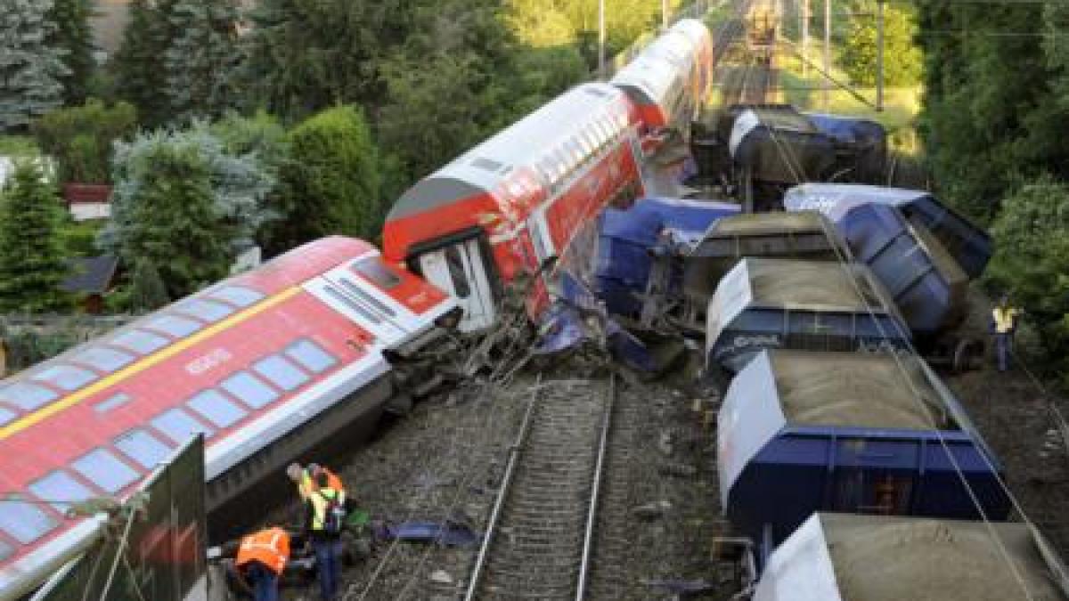 germania 10 morti si peste 20 de grav raniti dupa ciocnirea dintre un tren de pasageri si un marfar