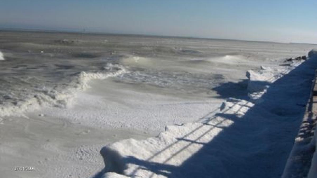 marea neagra a inghetat pe o portiune de 20 de metri de la mal