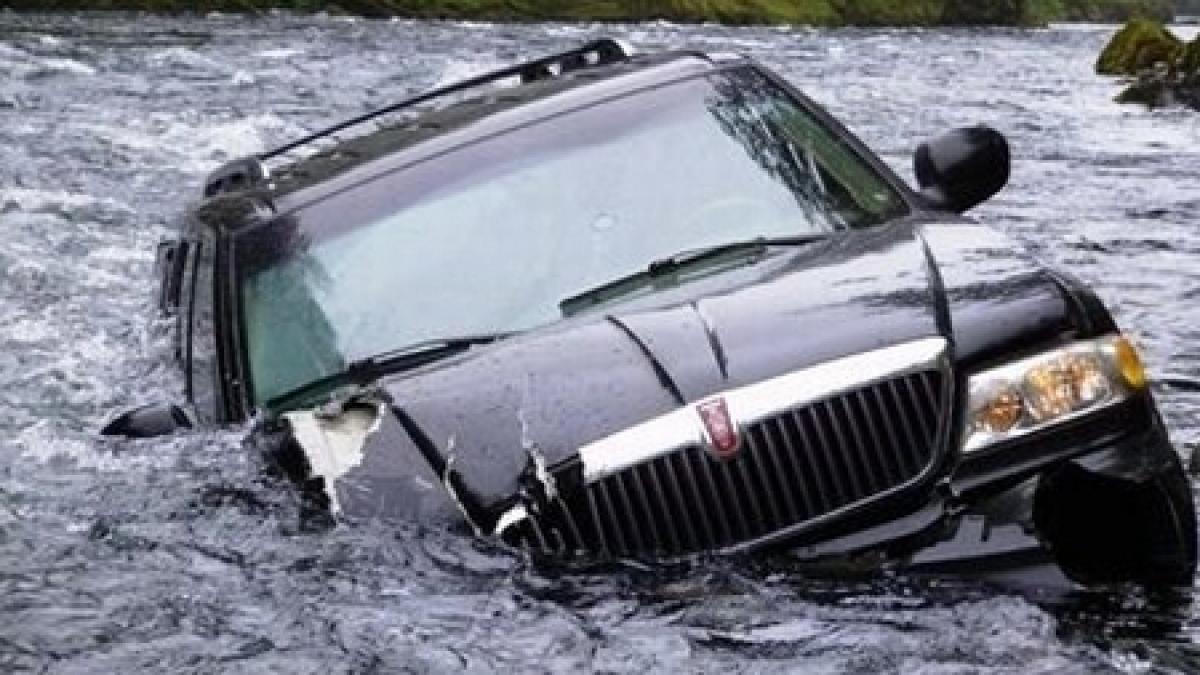 infotrafic o familie din caras severin a cazut cu masina in apele unui rau