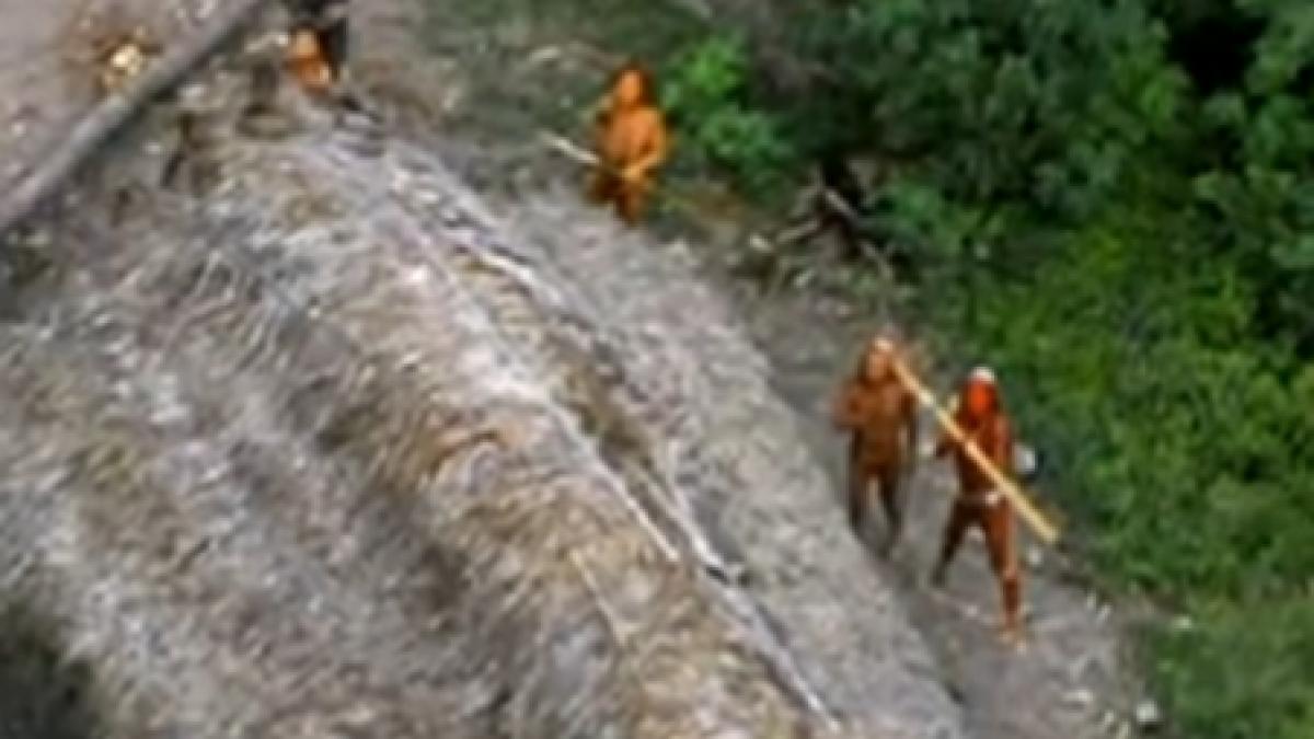 un trib izolat din padurea amazoniana a fost fotografiat pentru prima oara