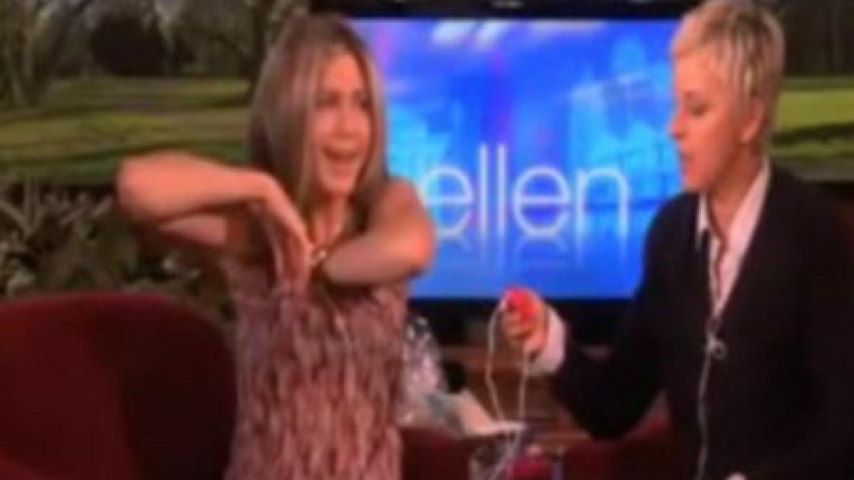 jennifer aniston a testat in direct un aparat pentru masat sanii