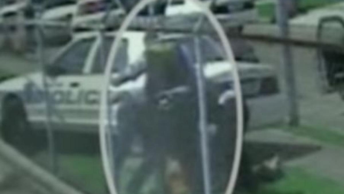 sua patru politisti lovesc cu salbaticie un adolescent prins dupa ce a comis un jaf