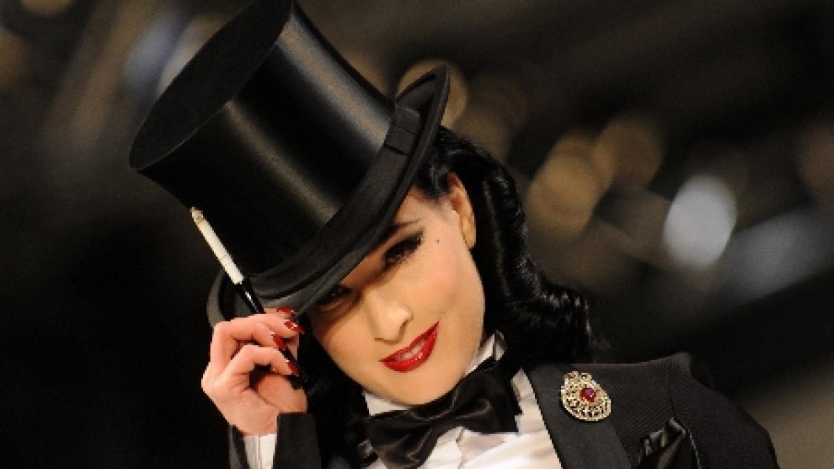 dita von teese se dezbraca sub privirile lui thierry henry intr o reclama