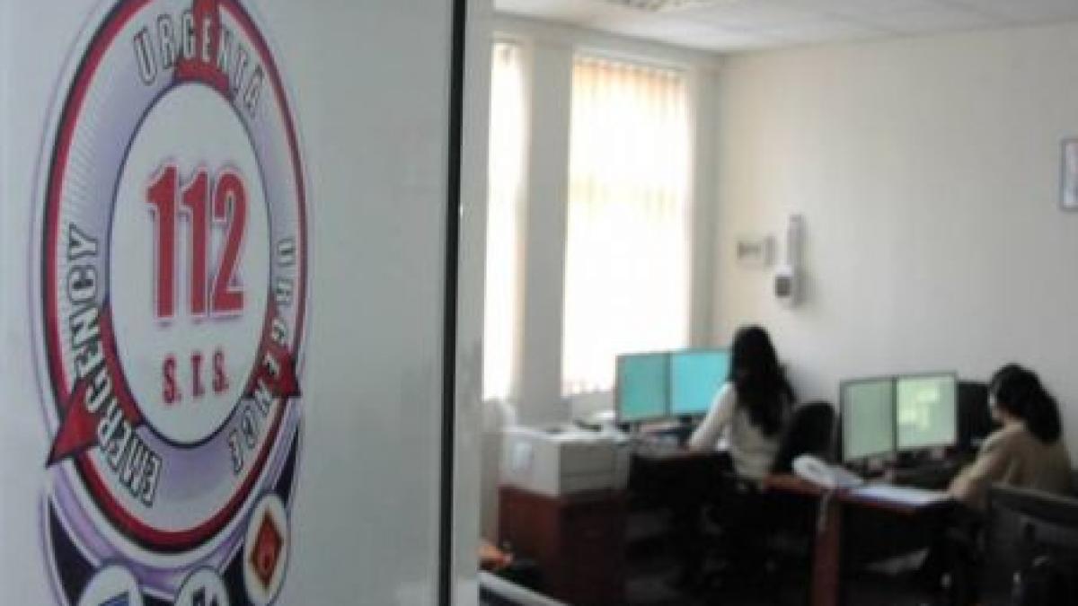 romanii amatori de farse 74 dintre apelurile la 112 din 2010 au fost alarme false