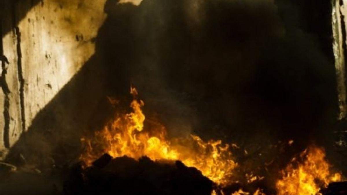 un batran a uitat resoul in priza si s a trezit inconjurat de flacari