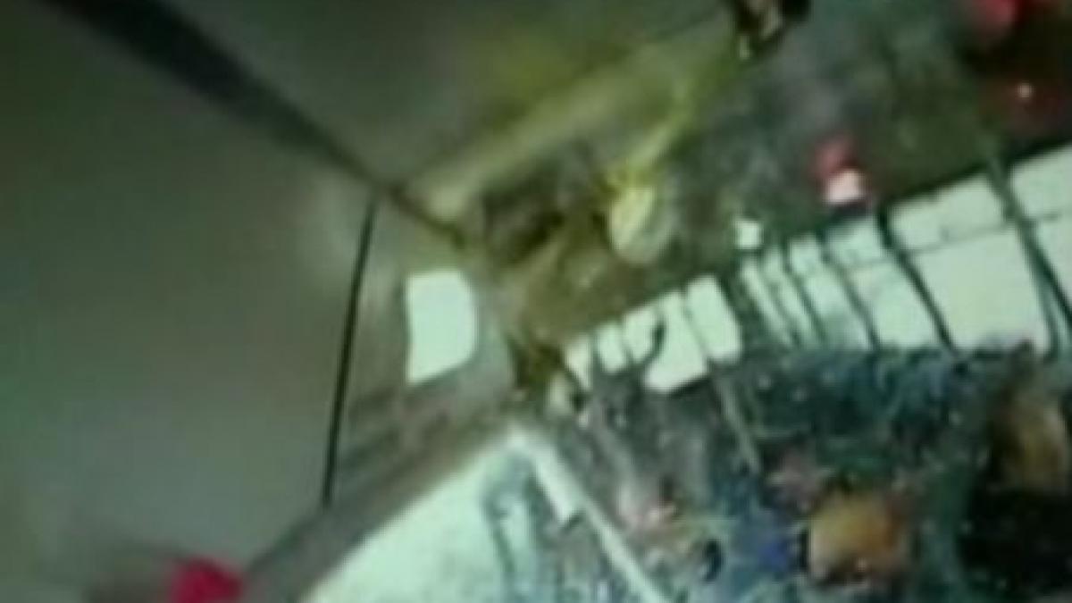 imagini socante autobuz lovit de o masina de mare tonaj in turcia