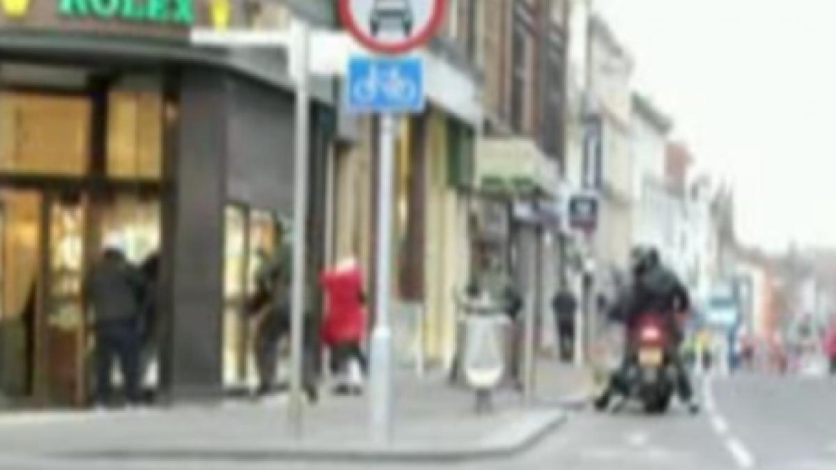 o batranica opreste un jaf luandu i la bataie pe hoti cu o sacosa