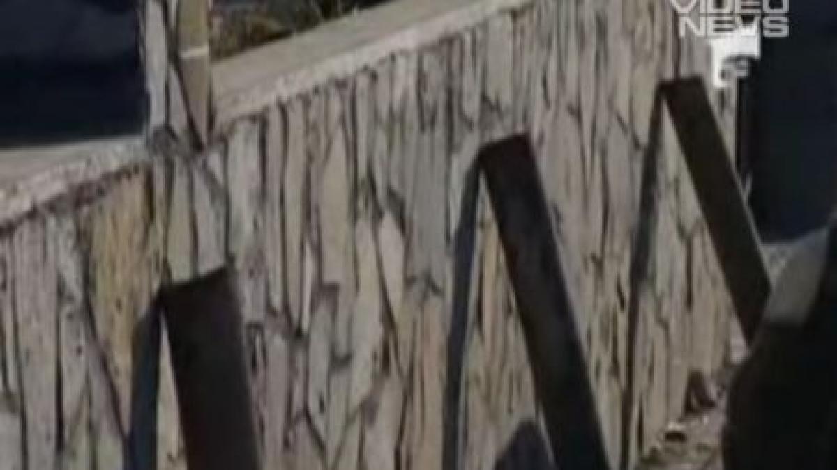 prahova panourile metalice din gardul primariei furate de doi hoti cu tupeu