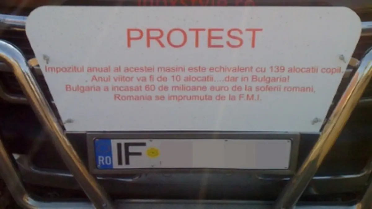 protest inedit fata de impozitul auto un sofer si a atasat o pancarda de grilajul masinii
