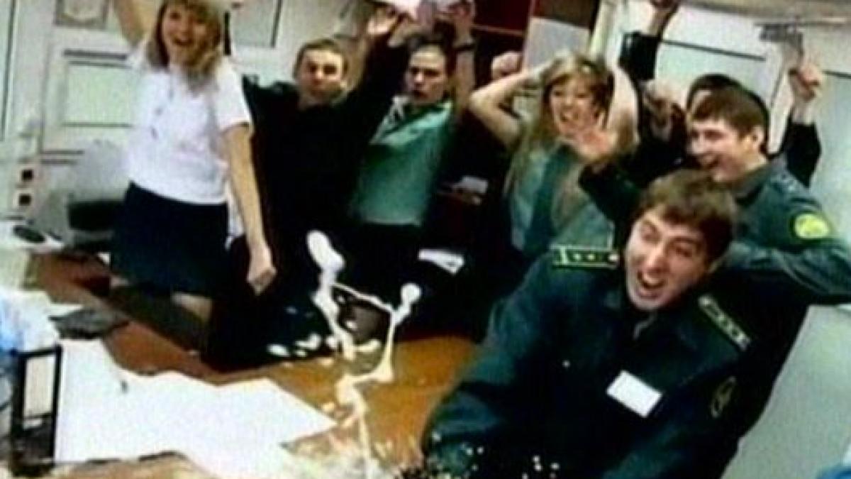 vamesii rusi danseaza pe mese alaturi de femei goale