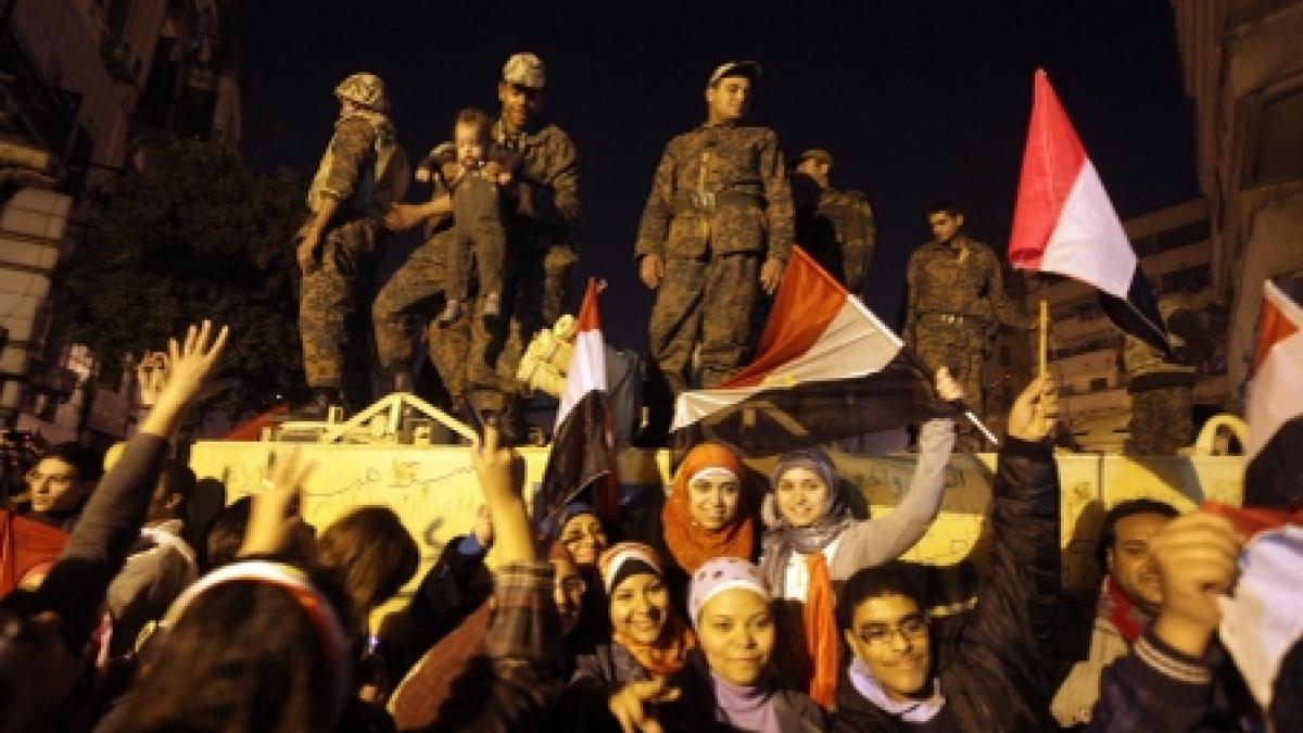 egipt armata a anuntat dizolvarea parlamentului si suspendarea constitutiei