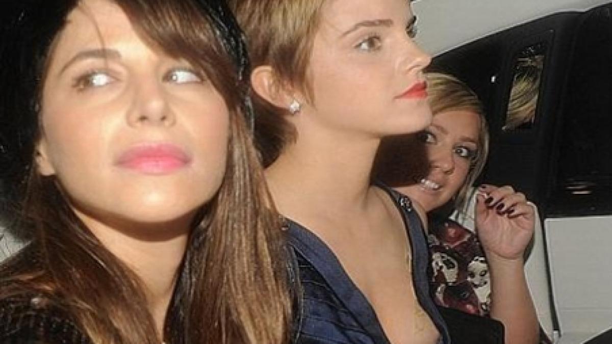 hermione din harry potter surprinsa cu un san la vedere