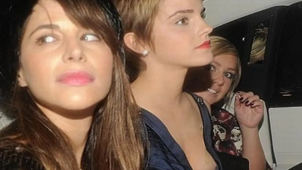 hermione din harry potter surprinsa cu un san la vedere