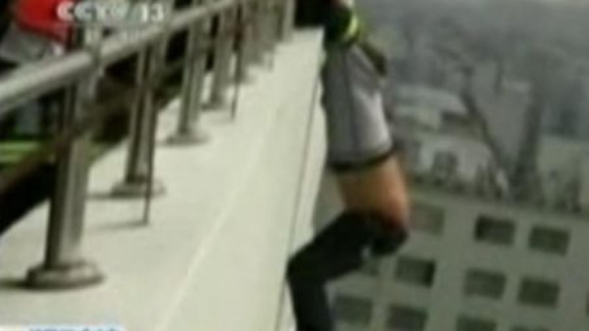 tanar chinez care voia sa se arunce de la etajul 13 salvat in ultimul moment