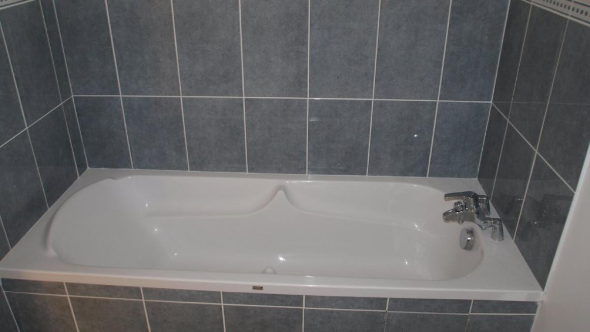 cel mai slab hot din romania a adormit in cada incercand sa fure instalatia sanitara