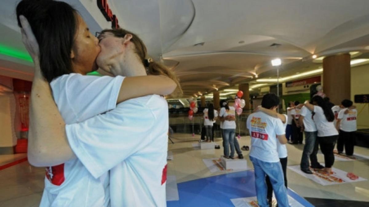 sapte cupluri s au sarutat peste 30 de ore de ziua indragostitilor pentru un nou record mondial