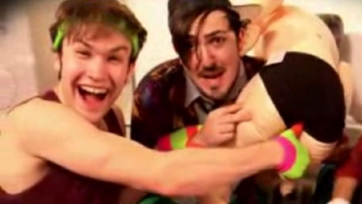 un gest care simuleaza sexul anal starneste controverse in jurul unui clip despre sexul protejat