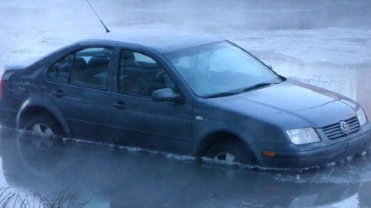 buzau masina gasita intepenita intr un lac inghetat