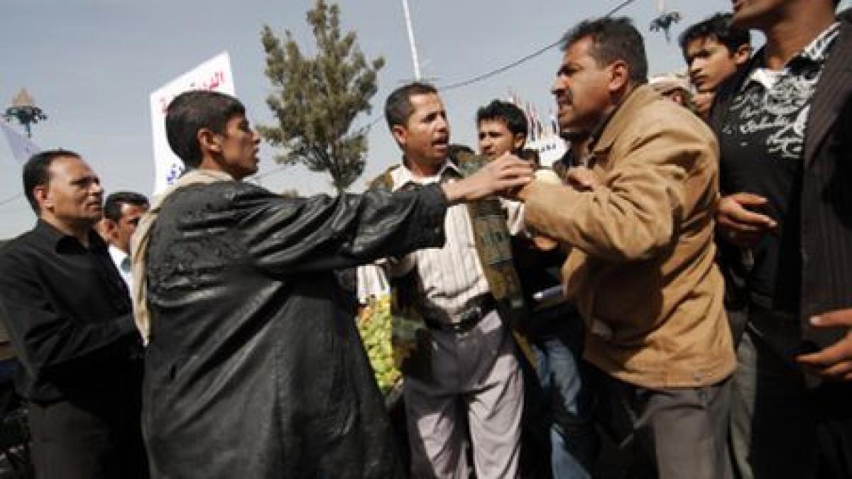 jurnalist bbc si cameramanul sau batuti violent in timpul manifestatiilor din yemen