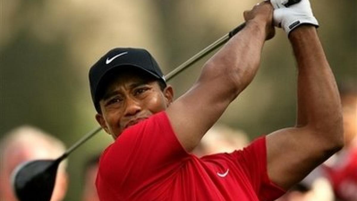 tiger woods amendat pentru ca a scuipat pe teren in timpul unui turneu din dubai