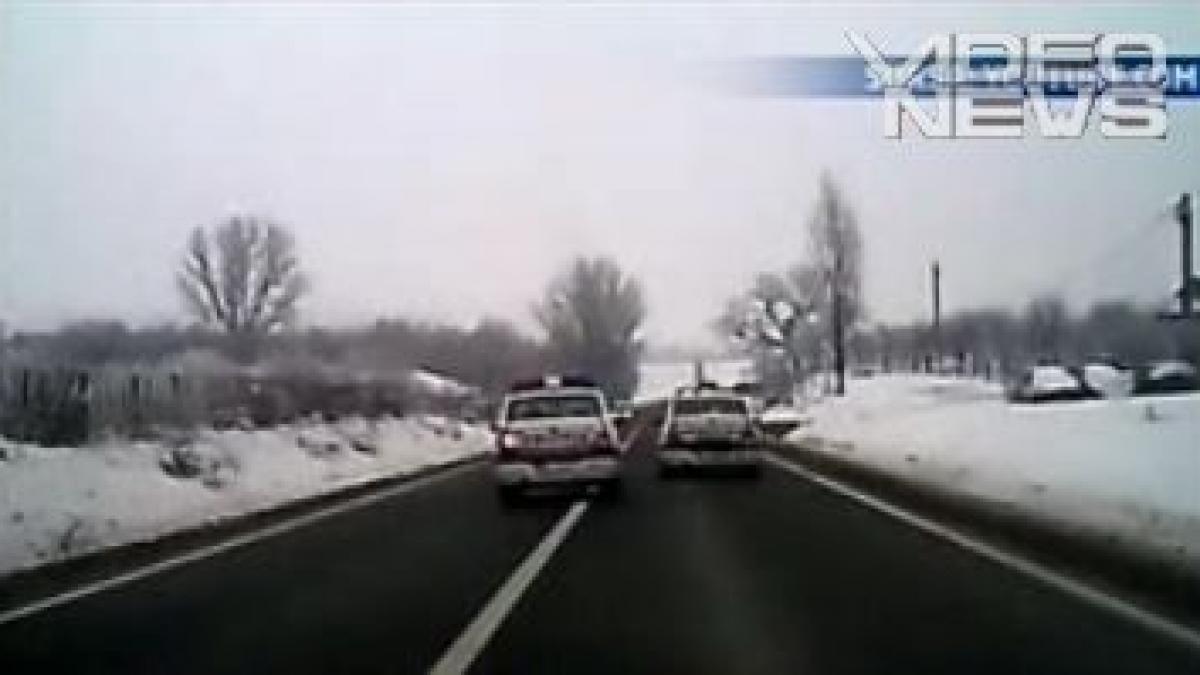 o masina de politie din vaslui depaseste pe linia continua si pe trecerea de pietoni