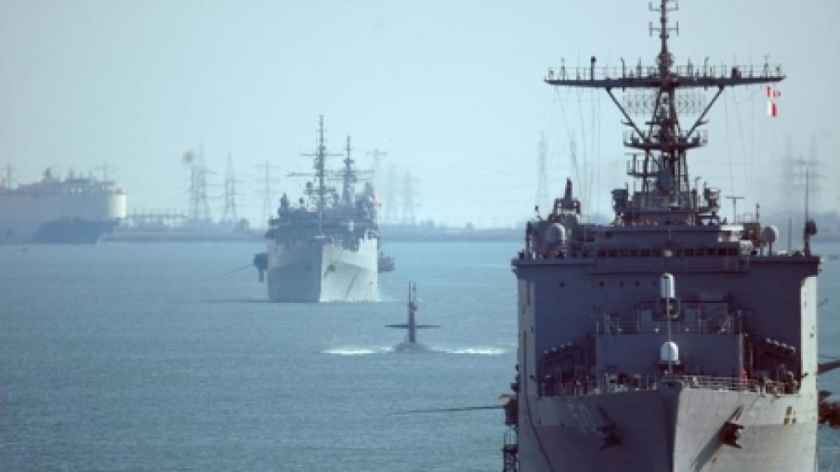 israel monitorizeaza doua nave iraniene suspectate ca ar transporta arme pentru hezbollah